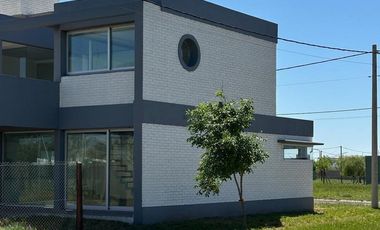 CASA EN VENTA 2 DORMITORIOS A ESTRENAR ALVEAR