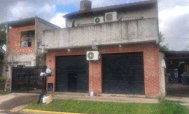 Casa tipo duplex,4 ambientes,amplio lote,con local