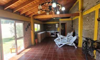 CASA 5 AMBIENTES CON PARQUE QUINCHO COCHERA