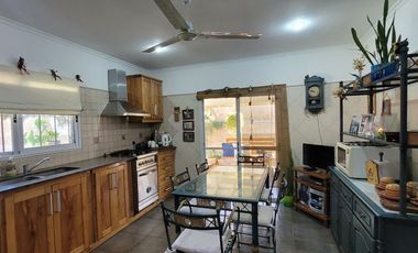 CASA 5 AMBIENTES CON PARQUE QUINCHO COCHERA
