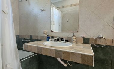 CASA 5 AMBIENTES CON PARQUE QUINCHO COCHERA