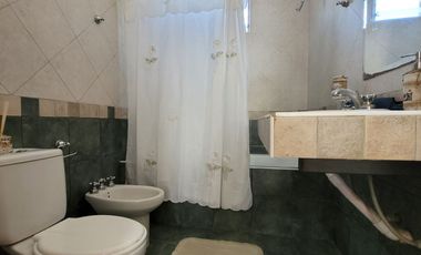 CASA 5 AMBIENTES CON PARQUE QUINCHO COCHERA