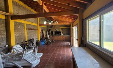 CASA 5 AMBIENTES CON PARQUE QUINCHO COCHERA