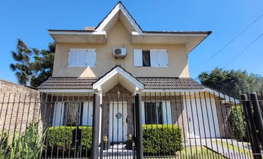 CASA 5 AMBIENTES CON PARQUE QUINCHO COCHERA