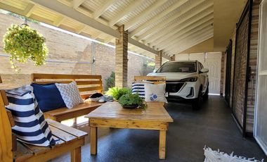 CASA 5 AMBIENTES CON PARQUE QUINCHO COCHERA