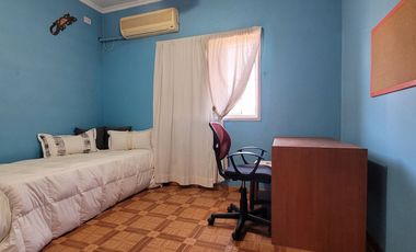 CASA 5 AMBIENTES CON PARQUE QUINCHO COCHERA