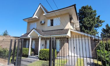 CASA 5 AMBIENTES CON PARQUE QUINCHO COCHERA
