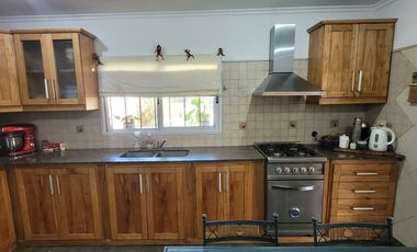 CASA 5 AMBIENTES CON PARQUE QUINCHO COCHERA