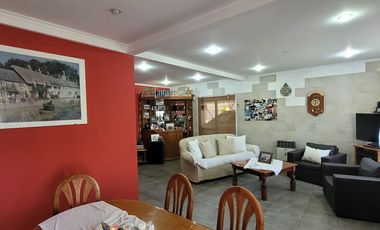 CASA 5 AMBIENTES CON PARQUE QUINCHO COCHERA