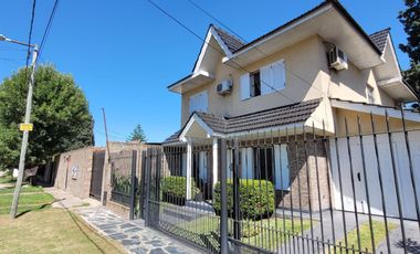 CASA 5 AMBIENTES CON PARQUE QUINCHO COCHERA