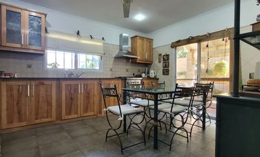 CASA 5 AMBIENTES CON PARQUE QUINCHO COCHERA