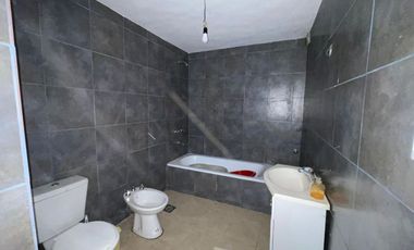 VENTA CASA 4 AMB A TERMINAR S/LOTE PROPIO 492 MTS