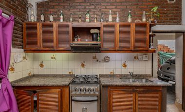 CASA 4 AMB C/QUINCHO JARDIN Y COCHERA MORENO