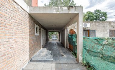 CASA 4 AMB C/QUINCHO JARDIN Y COCHERA MORENO