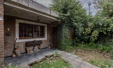 CASA 4 AMB C/QUINCHO JARDIN Y COCHERA MORENO