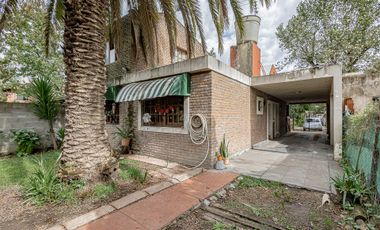 CASA 4 AMB C/QUINCHO JARDIN Y COCHERA MORENO