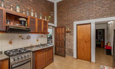 CASA 4 AMB C/QUINCHO JARDIN Y COCHERA MORENO