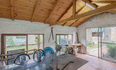 CASA 4 AMB C/QUINCHO JARDIN Y COCHERA MORENO