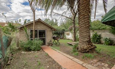 CASA 4 AMB C/QUINCHO JARDIN Y COCHERA MORENO