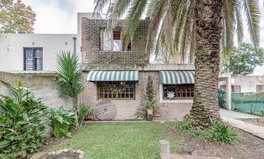 CASA 4 AMB C/QUINCHO JARDIN Y COCHERA MORENO