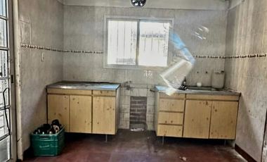 Casa a refaccionar en lote propio de 334 mts
