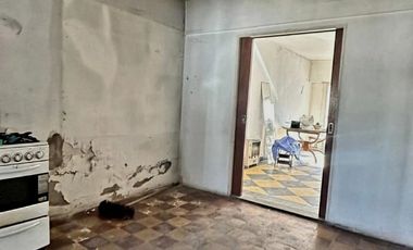 Casa a refaccionar en lote propio de 334 mts