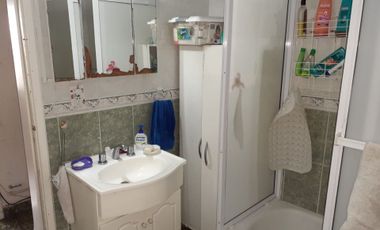 VENTA LOTE CON CASA 3 AMB CON GARAGE Y PARQUE