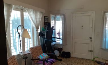 VENTA LOTE CON CASA 3 AMB CON GARAGE Y PARQUE