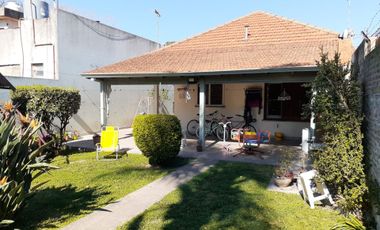 VENTA LOTE CON CASA 3 AMB CON GARAGE Y PARQUE