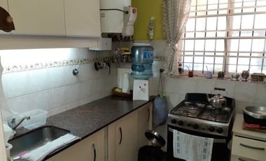 VENTA LOTE CON CASA 3 AMB CON GARAGE Y PARQUE