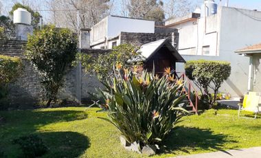 VENTA LOTE CON CASA 3 AMB CON GARAGE Y PARQUE