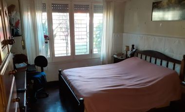 VENTA LOTE CON CASA 3 AMB CON GARAGE Y PARQUE