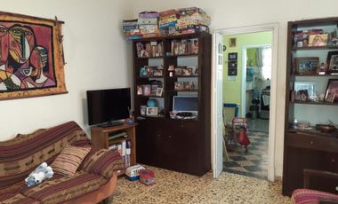 VENTA LOTE CON CASA 3 AMB CON GARAGE Y PARQUE