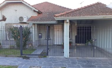VENTA LOTE CON CASA 3 AMB CON GARAGE Y PARQUE