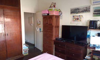 VENTA LOTE CON CASA 3 AMB CON GARAGE Y PARQUE