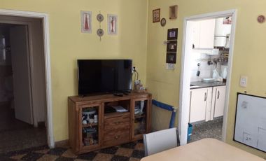 VENTA LOTE CON CASA 3 AMB CON GARAGE Y PARQUE