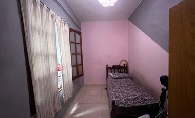 CASA EN VENTA CON GRAN TERRENO - AMENABAR 3766