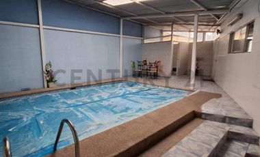 Casa de oportunidad en Conocoto con 5 dormitorios y piscina cubierta