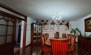 Casa de oportunidad en Conocoto con 5 dormitorios y piscina cubierta