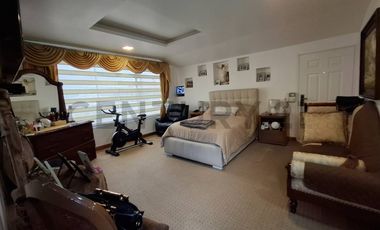 Casa de oportunidad en Conocoto con 5 dormitorios y piscina cubierta