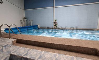 Casa de oportunidad en Conocoto con 5 dormitorios y piscina cubierta