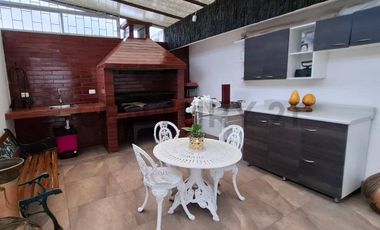 Casa de oportunidad en Conocoto con 5 dormitorios y piscina cubierta