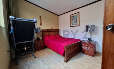 Casa de oportunidad en Conocoto con 5 dormitorios y piscina cubierta