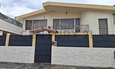 Casa de oportunidad en Conocoto con 5 dormitorios y piscina cubierta
