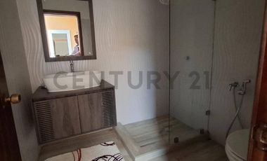 Casa de oportunidad en Conocoto con 5 dormitorios y piscina cubierta