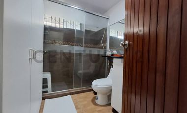 Casa de oportunidad en Conocoto con 5 dormitorios y piscina cubierta