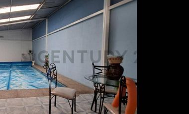 Casa de oportunidad en Conocoto con 5 dormitorios y piscina cubierta