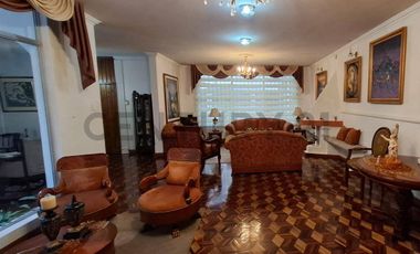 Casa de oportunidad en Conocoto con 5 dormitorios y piscina cubierta