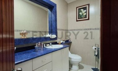 Casa de oportunidad en Conocoto con 5 dormitorios y piscina cubierta