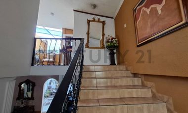 Casa de oportunidad en Conocoto con 5 dormitorios y piscina cubierta